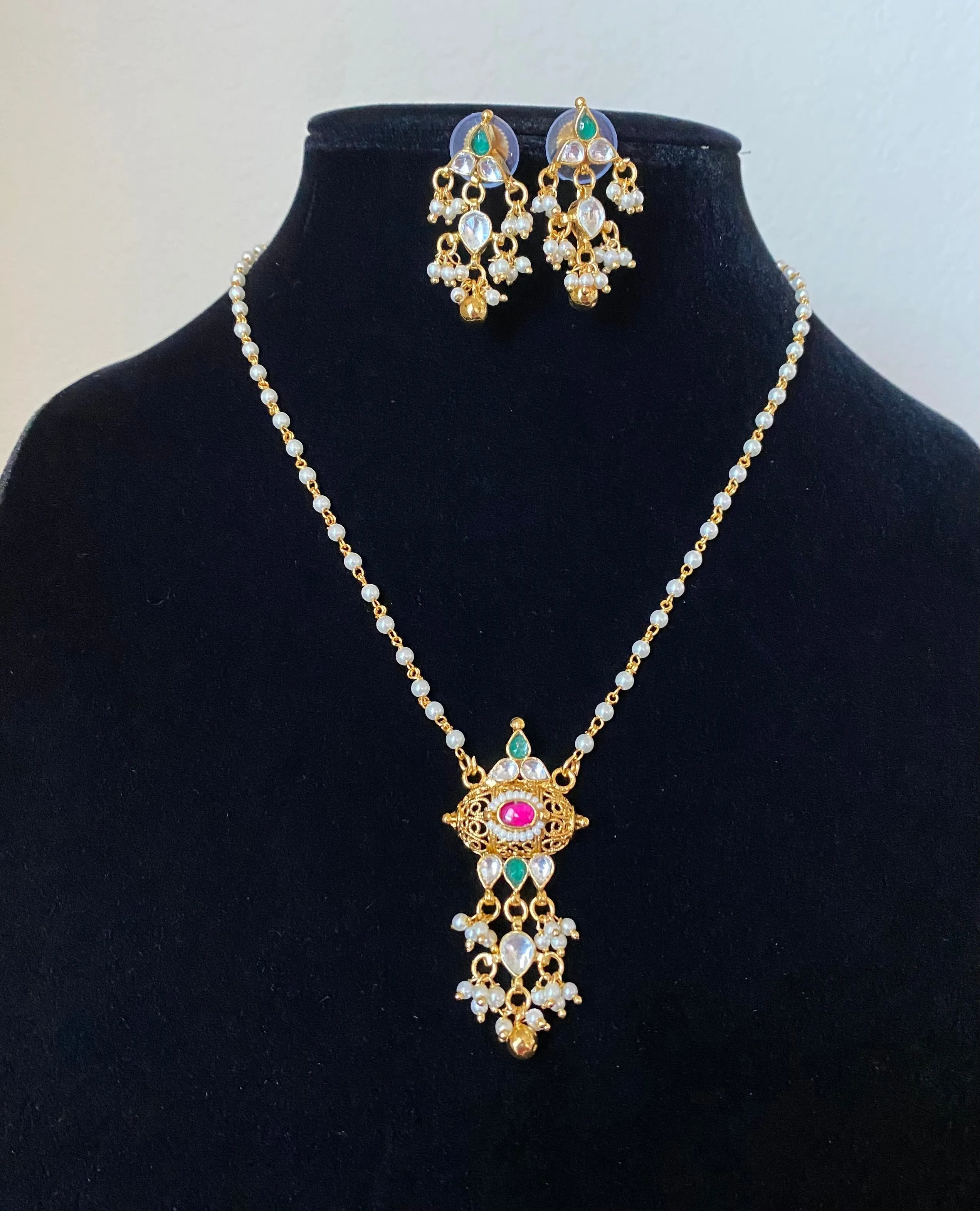 Ashitarmagam Simple Pachi Kundan Chain Set