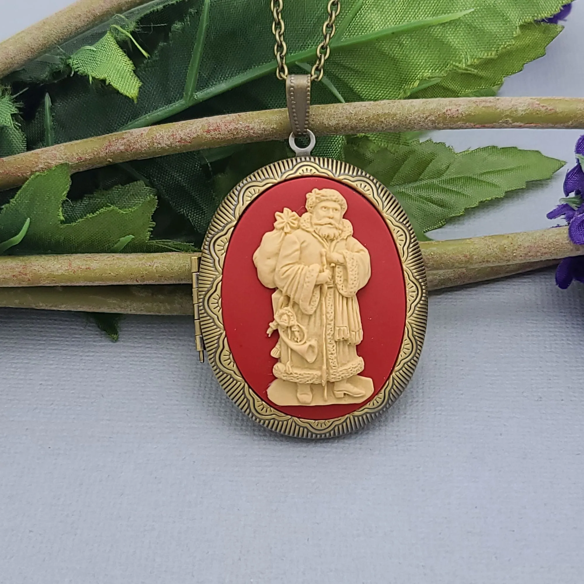 Christmas Theme Santa Claus Cameo Locket Necklace Jewelry.