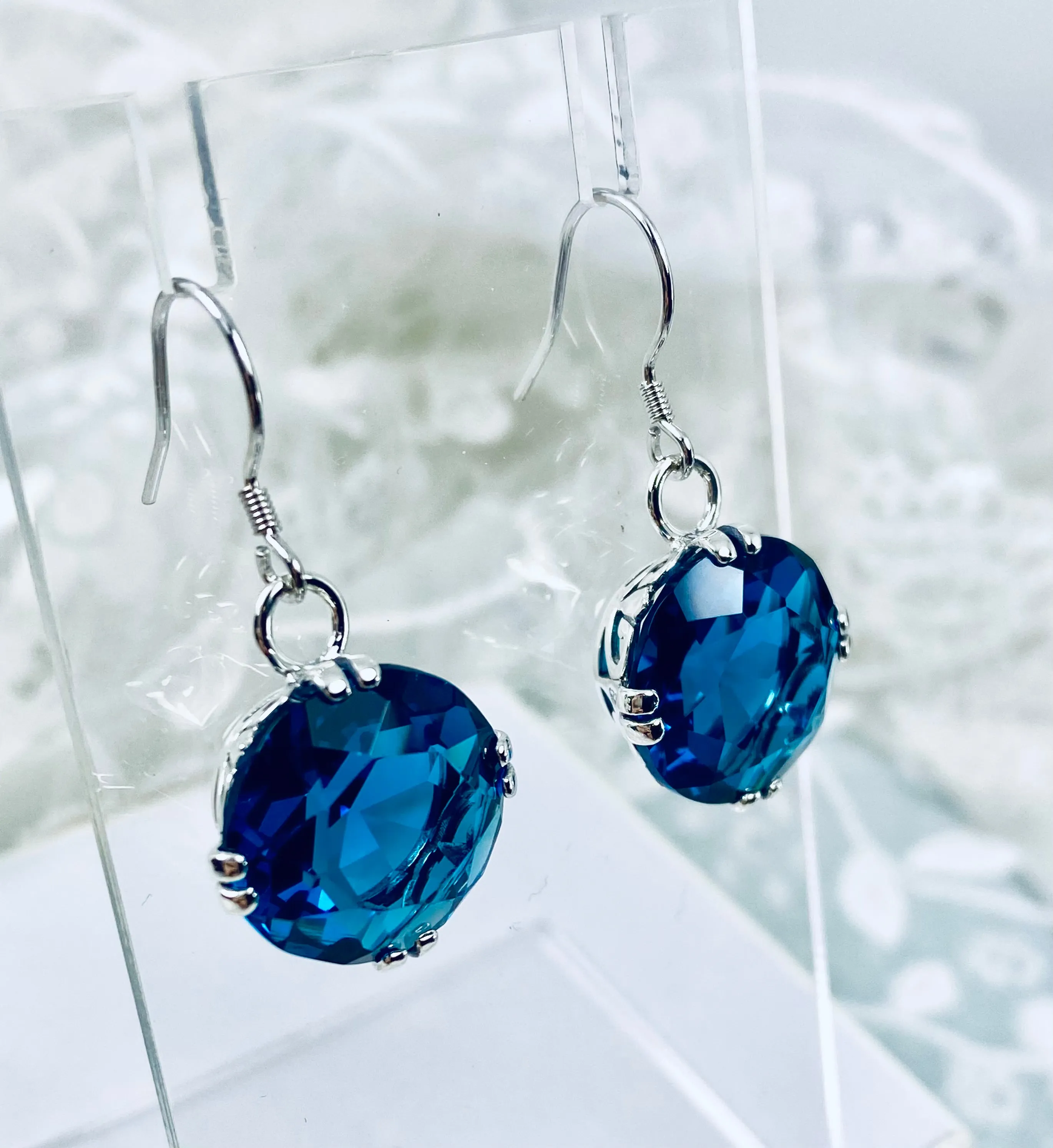 London Blue Earrings, Fleur de Lis Round Gem Retro Jewelry #E7