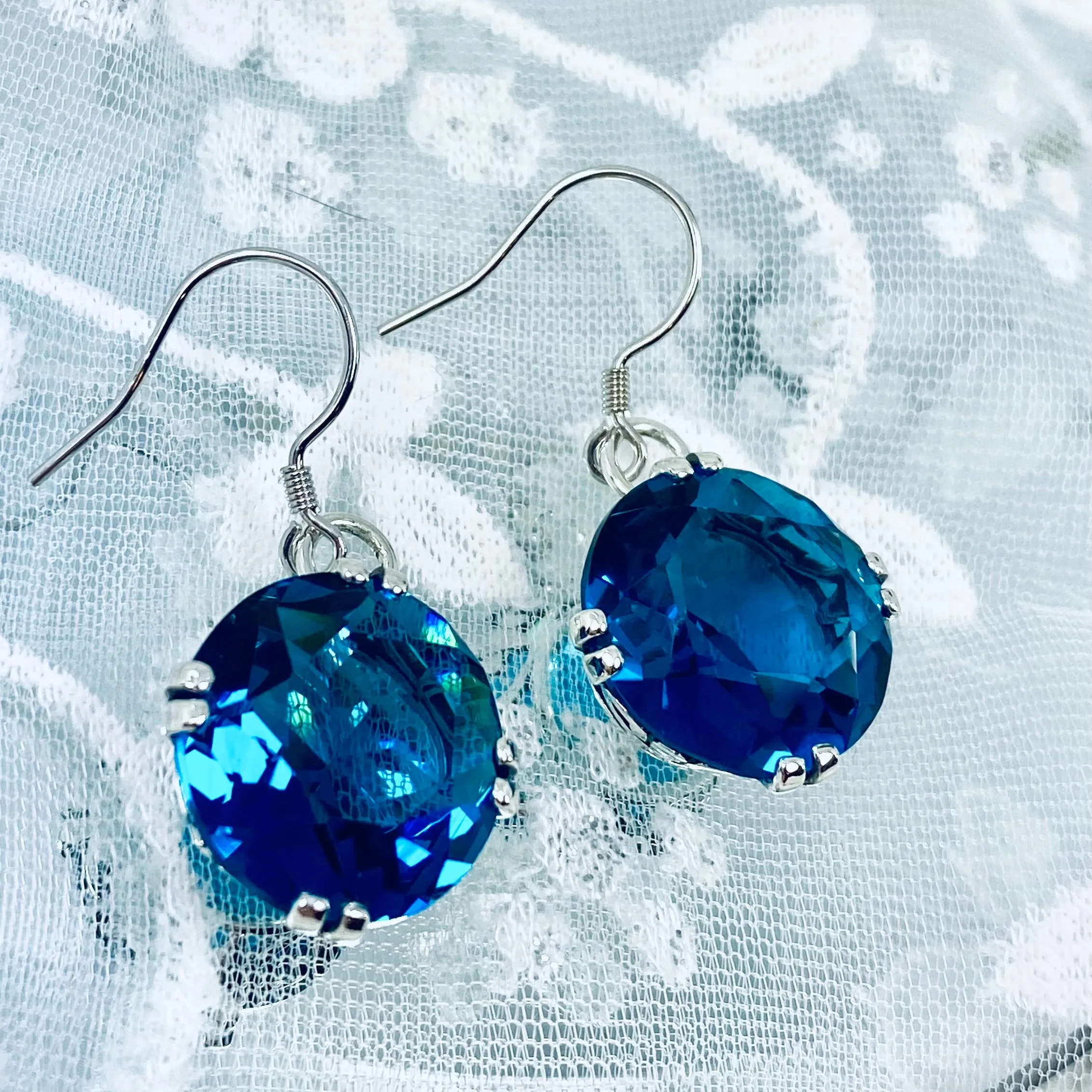 London Blue Earrings, Fleur de Lis Round Gem Retro Jewelry #E7