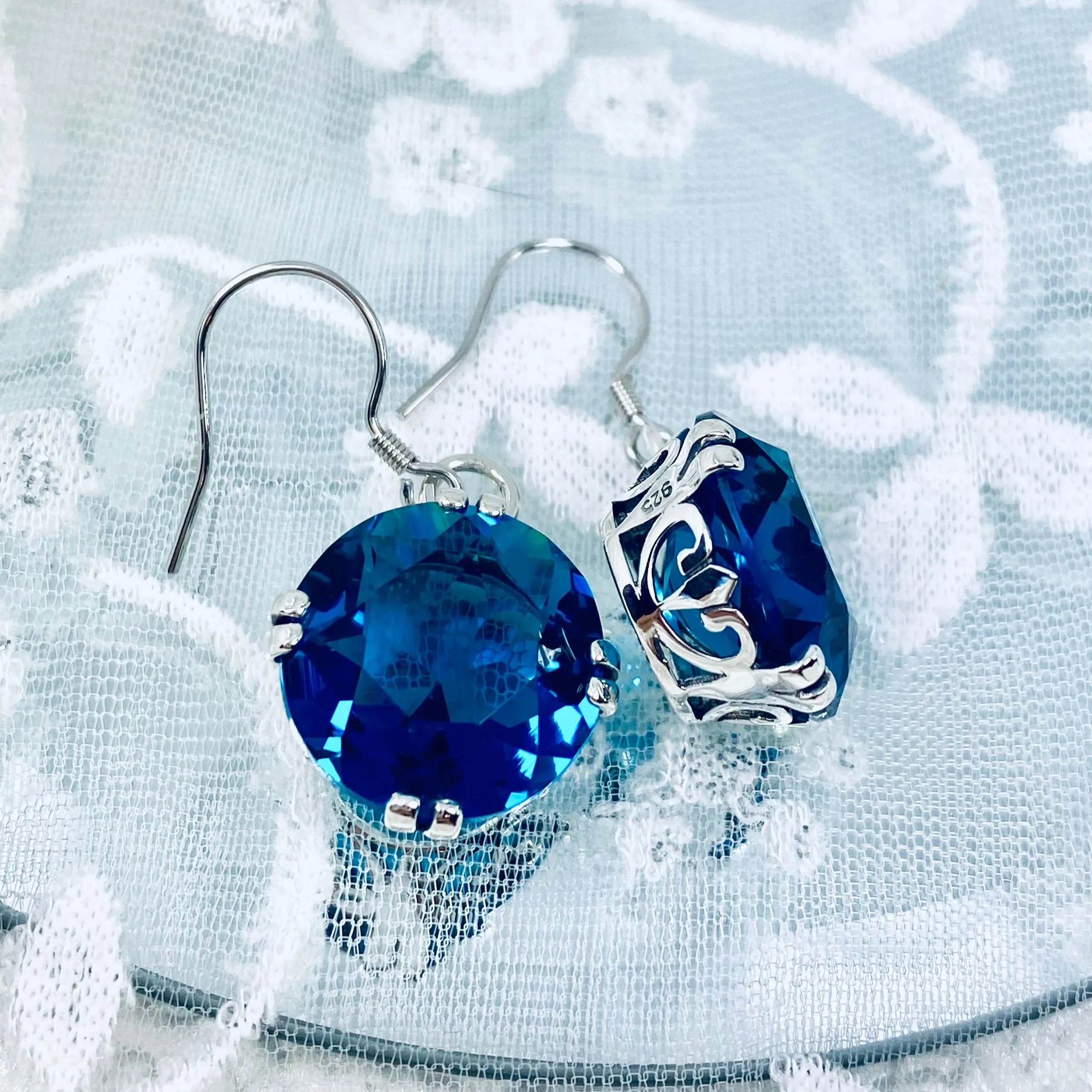 London Blue Earrings, Fleur de Lis Round Gem Retro Jewelry #E7