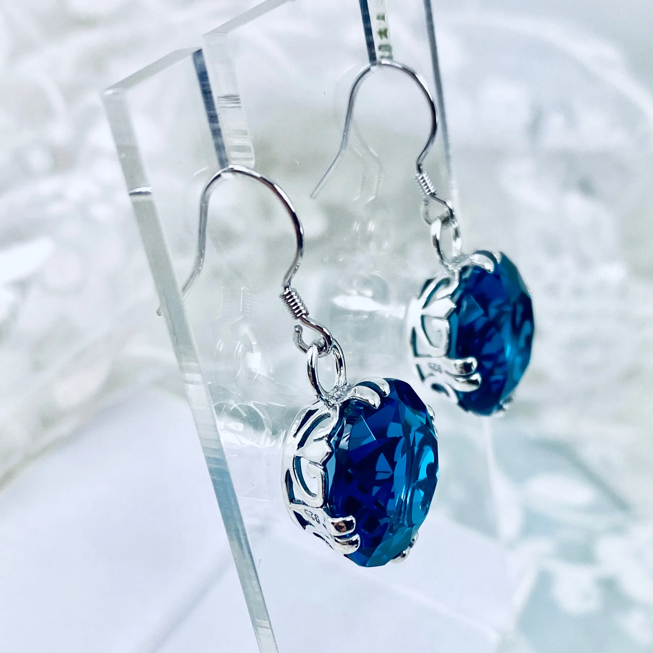 London Blue Earrings, Fleur de Lis Round Gem Retro Jewelry #E7