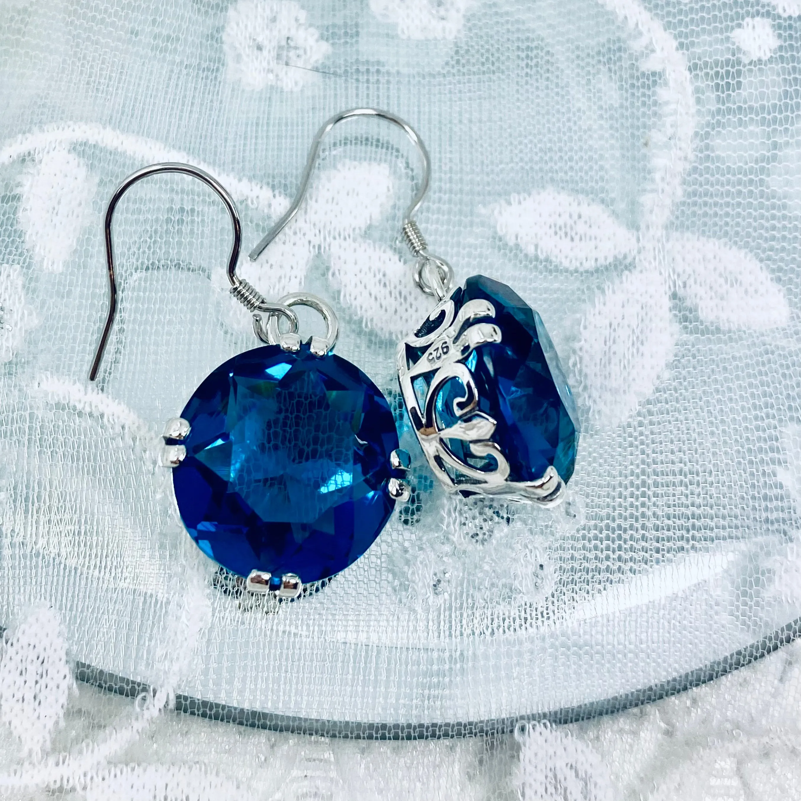 London Blue Earrings, Fleur de Lis Round Gem Retro Jewelry #E7