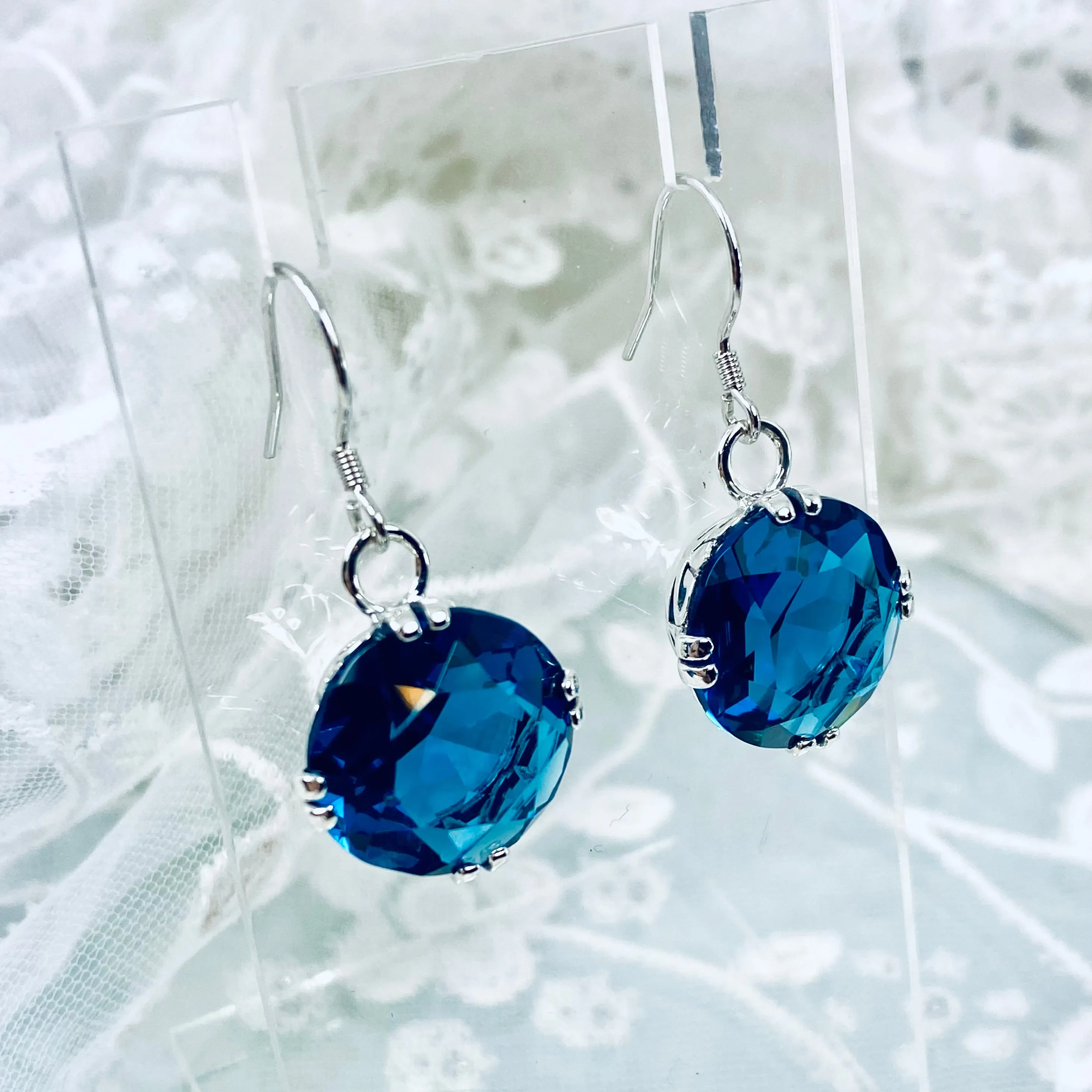London Blue Earrings, Fleur de Lis Round Gem Retro Jewelry #E7
