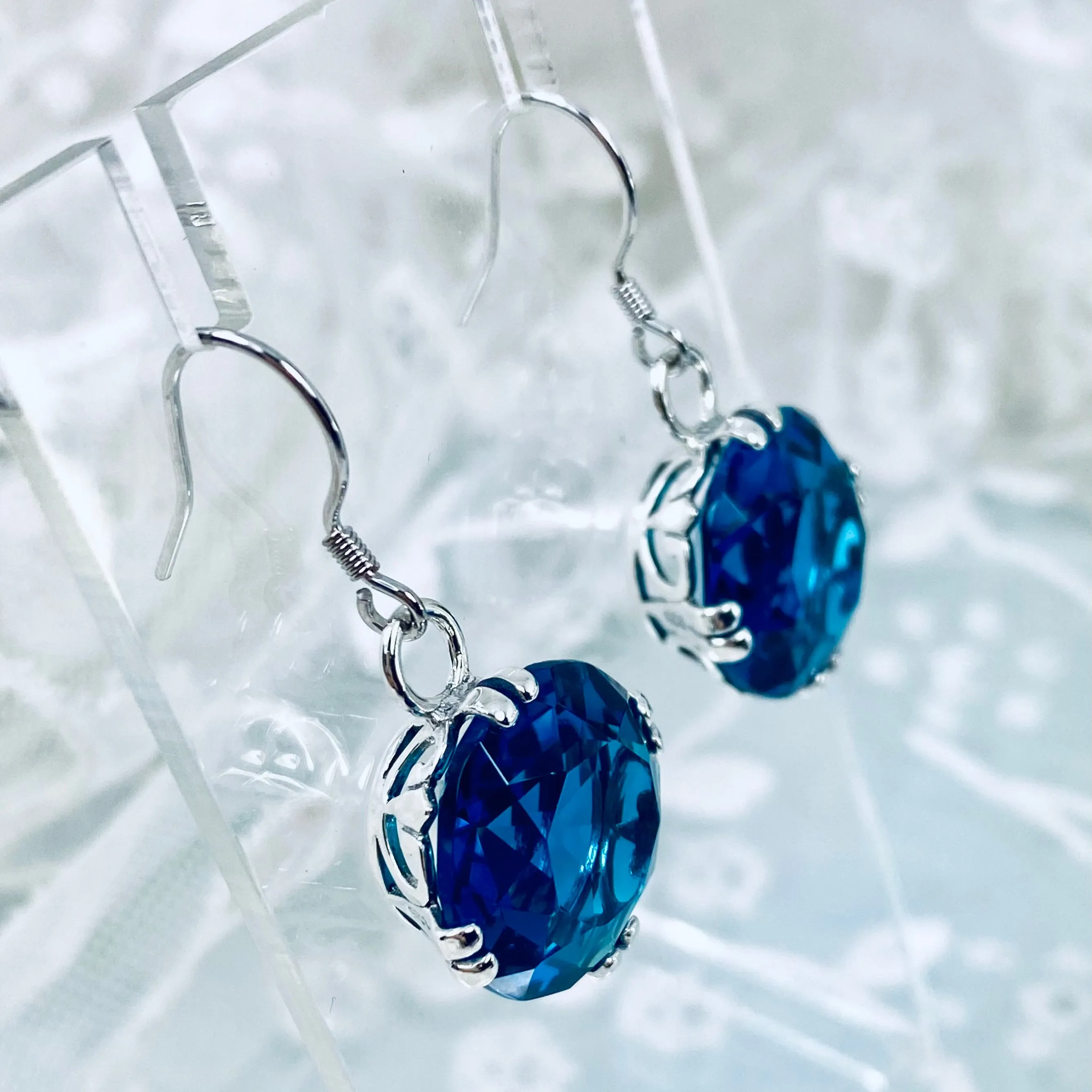 London Blue Earrings, Fleur de Lis Round Gem Retro Jewelry #E7